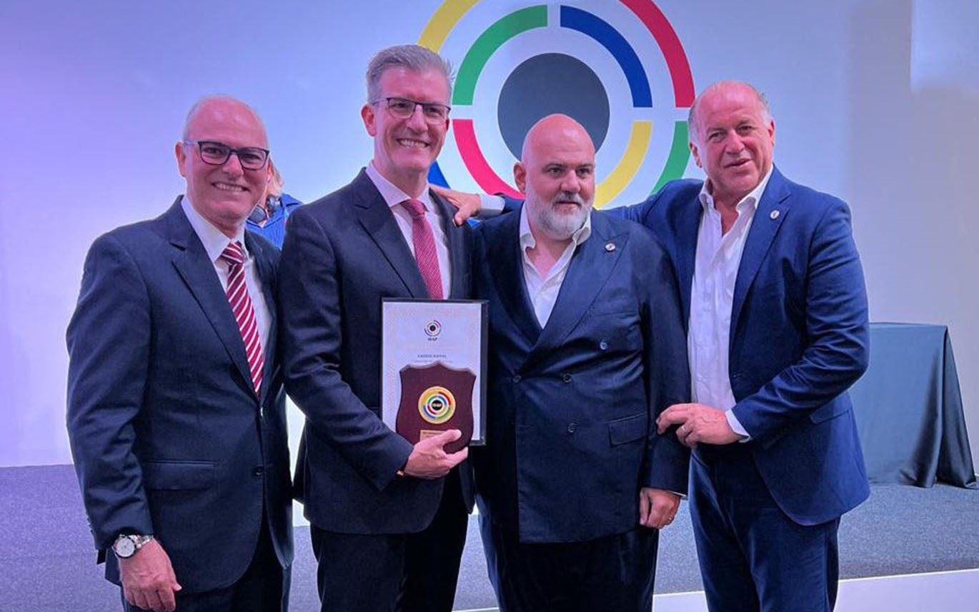 Cassio Rippel recebe homenagem da ISSF