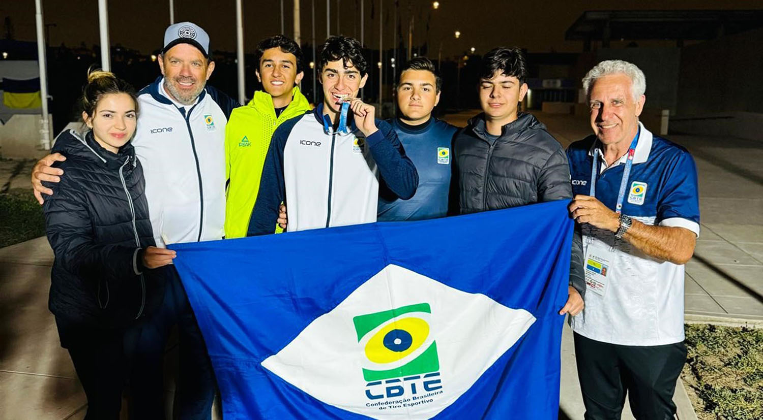 Hussein Daruich comemora a medalha de pata com a equipe brasileira